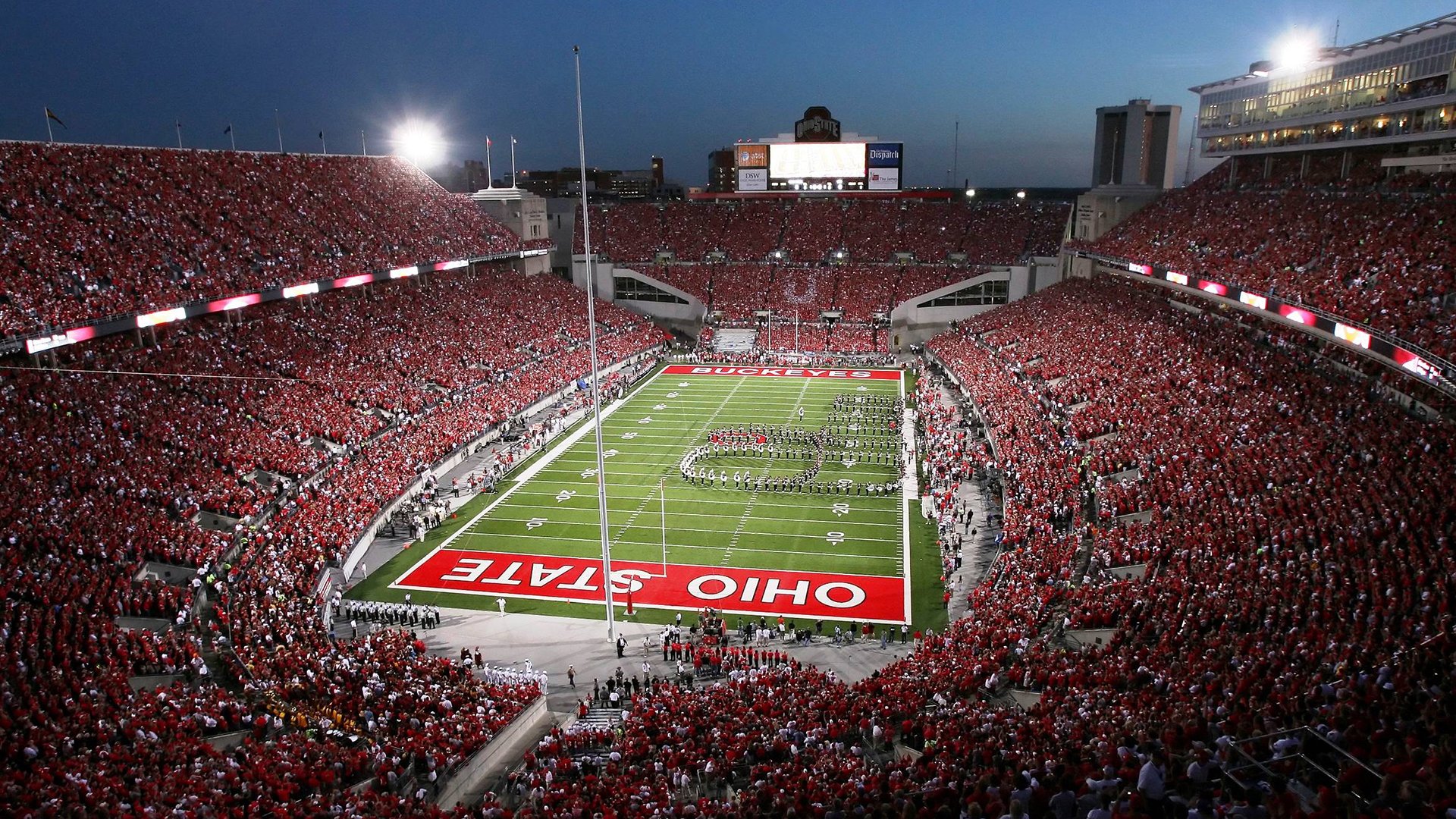 _温暖瞬间:运动员赛后帮助对手站起来_,运动员受伤后继续比赛的精神